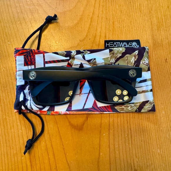 Heatwave Black Sunglasses with Protective Sleeve Brand New Without Tags - Picture 5 of 10